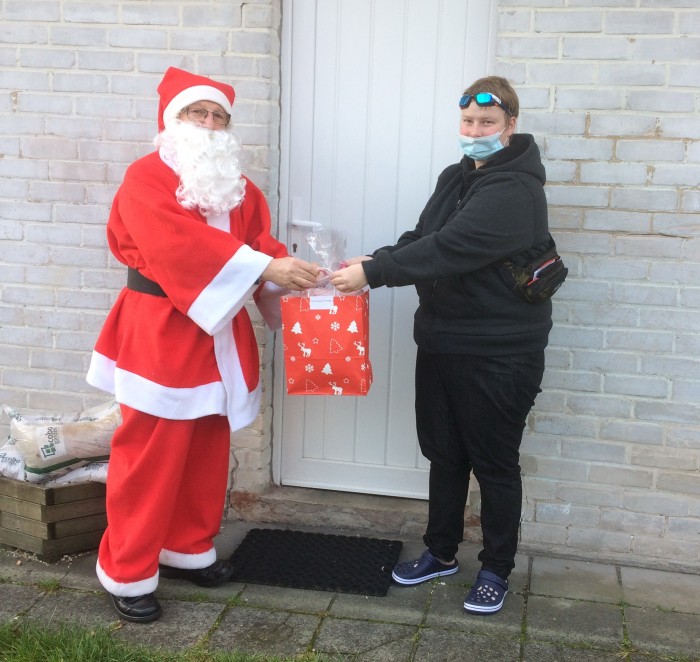 Khalia krijgt een geschenkje van kerstman Naas