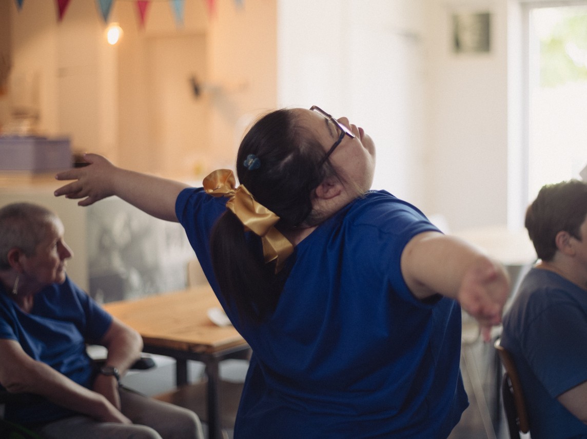 Op 21 juni 2025 ging 'Draagbaar' in première in Gent. Het was het hoogtepunt — en hopelijk niet het eindpunt — van een maandenlang traject waarin choreografe Hanne Poullet samen met 18 dansers werkte rond het thema dragen en gedragen worden. Het project kreeg steun van Trefpunt STAN. Lees er meer over in ons STAN-Magazine. Foto © Emma Naeye 